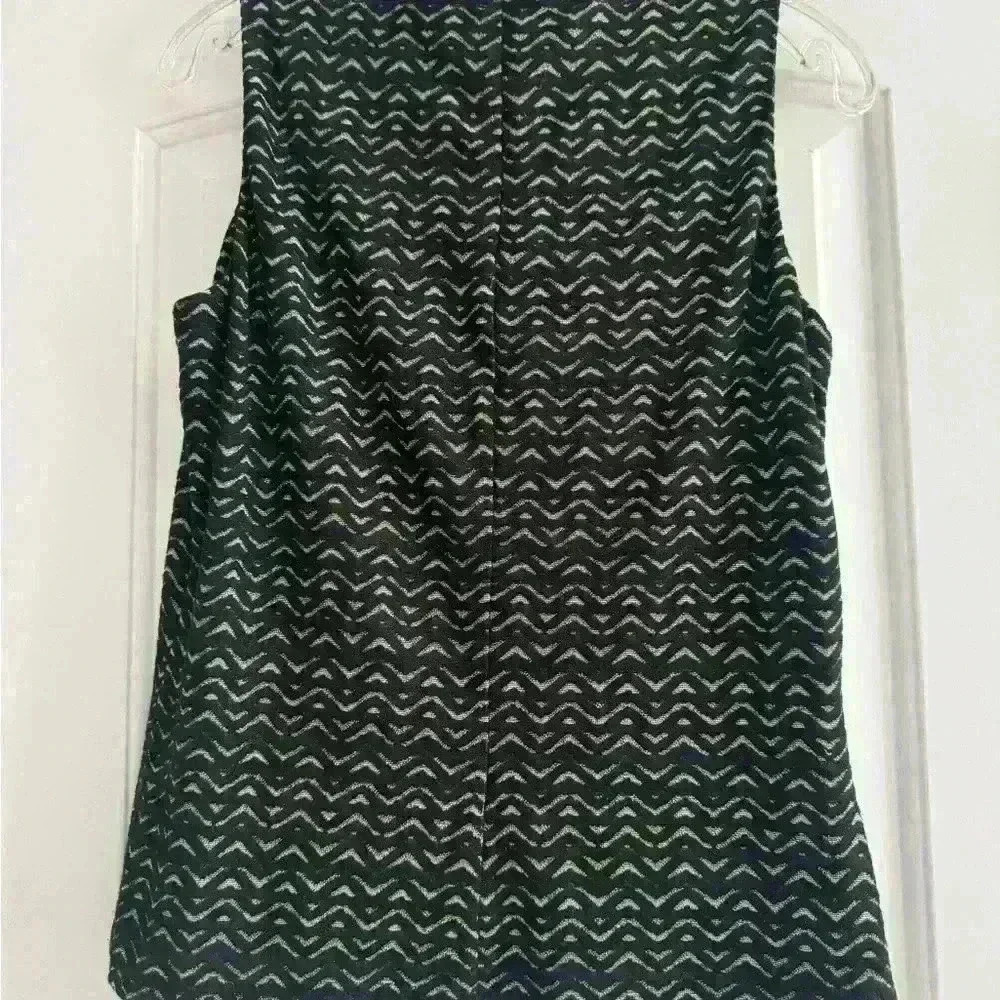 J McLaughlin Black Top Gold Sliver Scroll Print Sleeveless Metallic Lined Zip M
